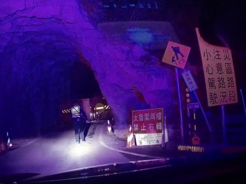 寒夜受困太魯閣管制點 只有找警察幫忙