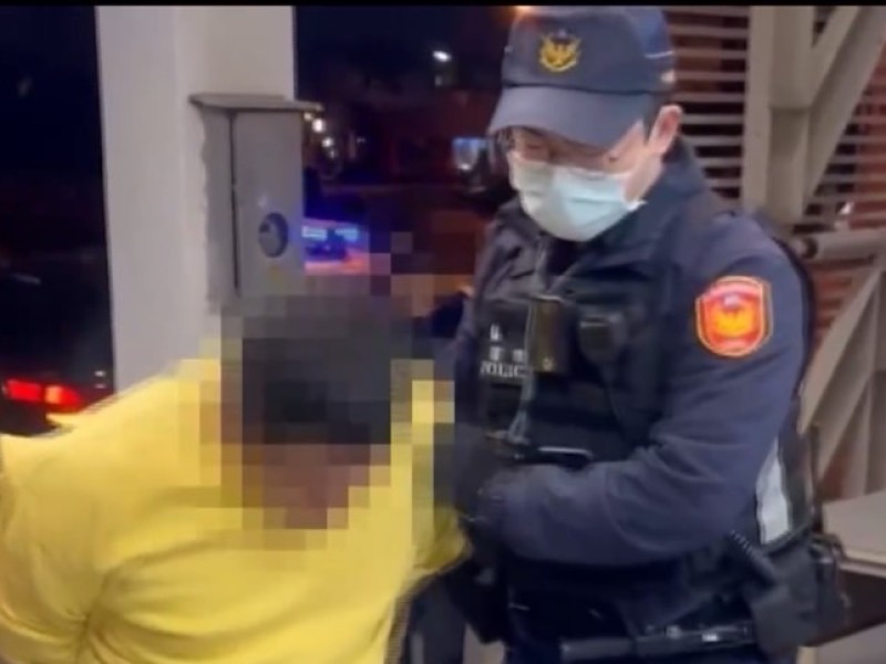 KTV包廂口角升級衝突 花警噴辣椒水制伏逮捕
