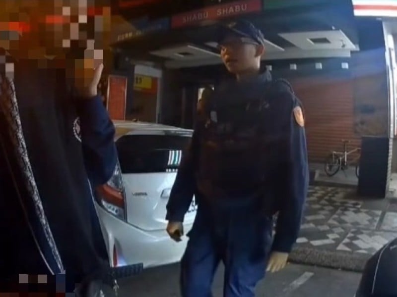 跨年夜男子持球棒現身街頭 花警迅速制止化解潛在危機