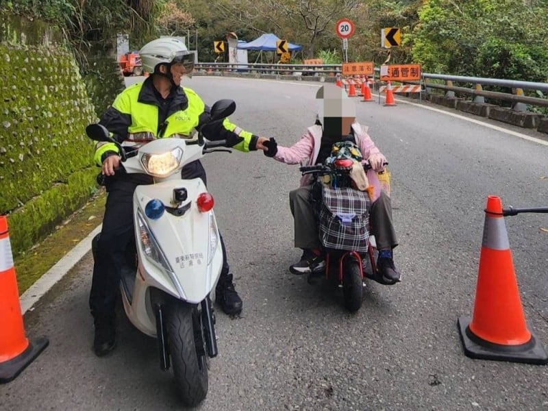 阿嬤騎乘電動醫療代步車勇闖南橫圓夢,霧鹿警所長引導通過管制路段維護行安