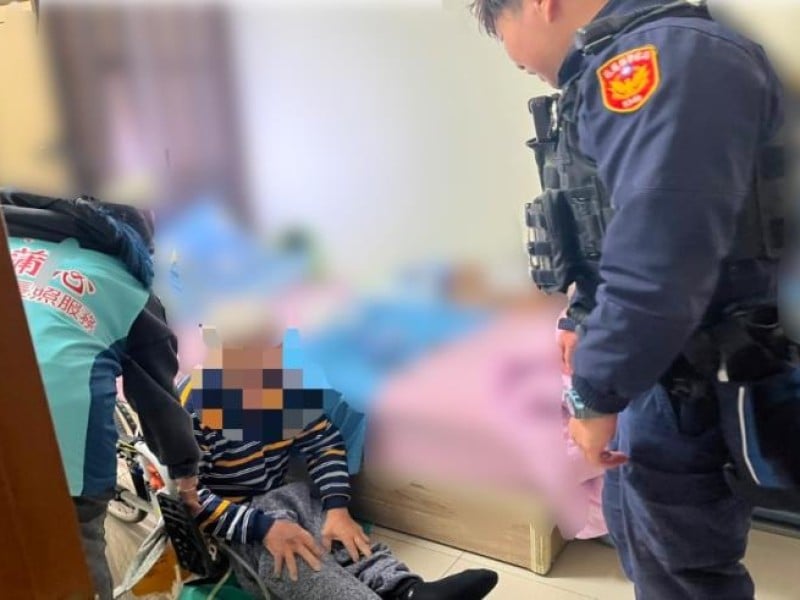 獨居老翁滑落床下 居服員力氣不足請警察幫忙