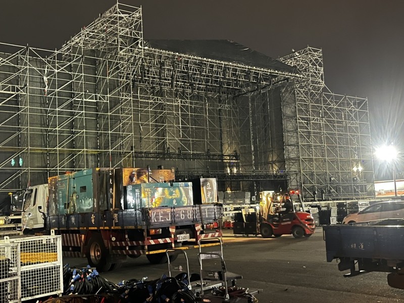五月天「一路向東」演唱會倒數！玉里、花蓮場舞台搭建進行中
