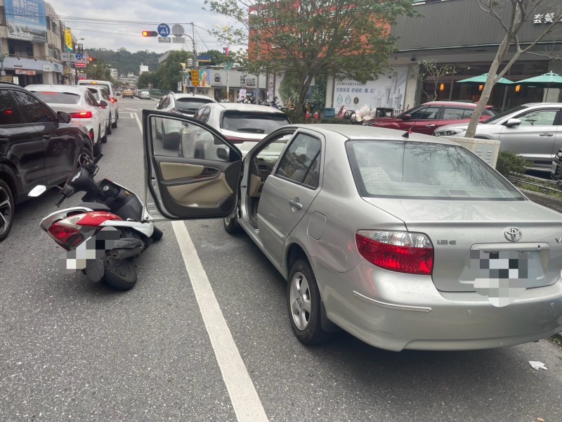 疑「停車開車門」肇事! 機車騎士摔傷 所幸無大礙