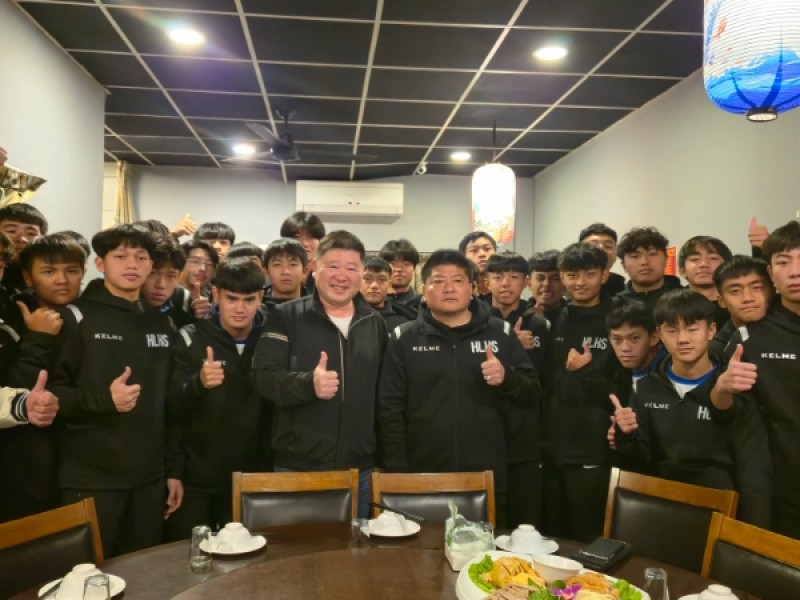 花蓮高中足球隊勇闖12強，張峻議長宴請小選手加油打氣