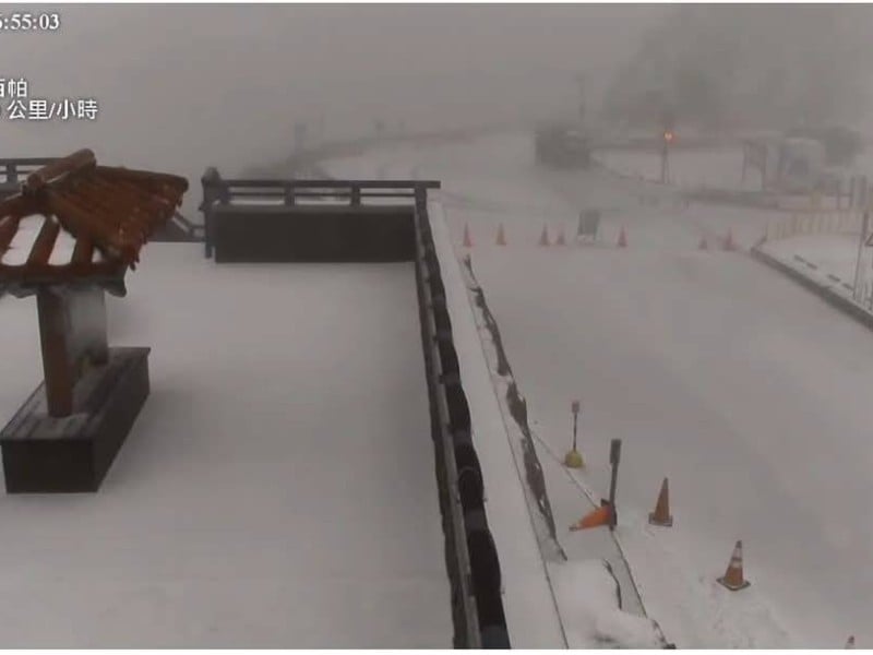 合歡山今日清晨下雪了! 5時起持續下雪 積雪約0.8公分