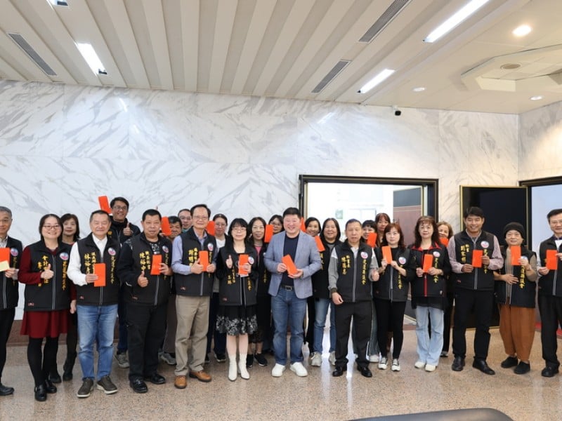 新春假期前張峻議長向全體主管員工辭歲發紅包