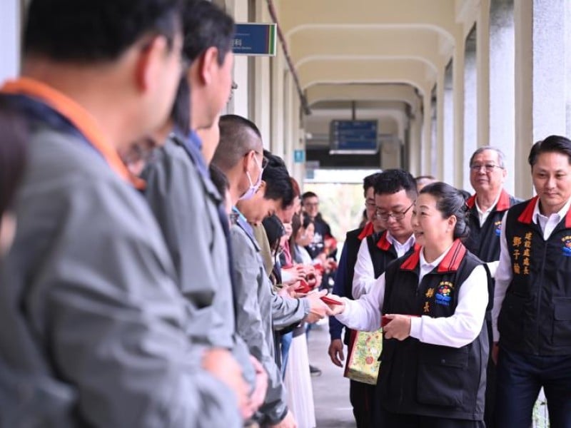 縣長徐榛蔚向縣府同仁拜早年