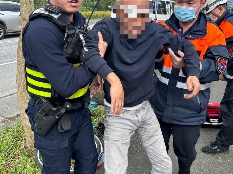 民眾路倒 波麗士護送返家