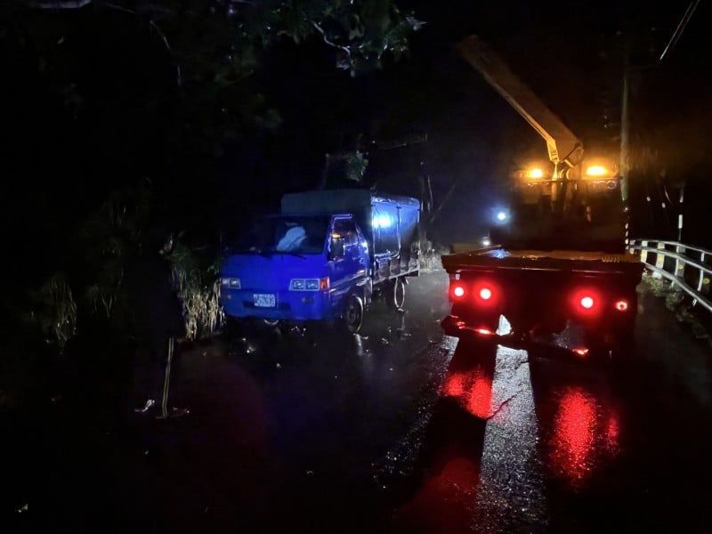 男夜駕路不熟、視線不佳滑入水溝 警出動吊車救援