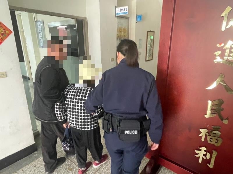 九旬長者迷途到派出所求助警察