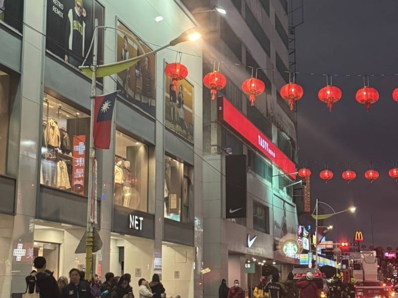 星巴克樓上疑似跳樓驚魂！警消火速到場化解虛驚一場