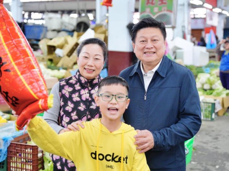 徐榛蔚與傅崐萁赴果菜市場拜早年