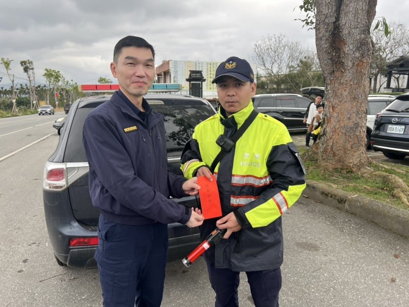 鳳警春節維護交通 分局長親赴各崗慰勞 送紅包、咖啡