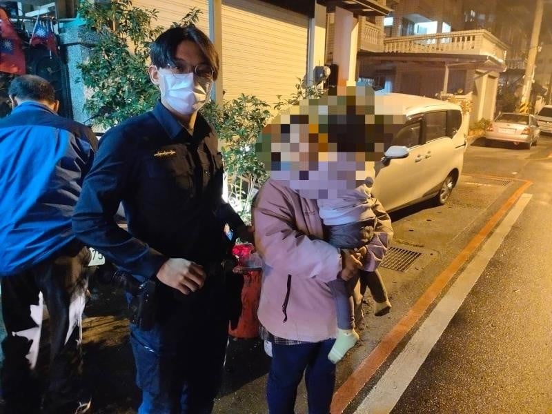 三歲男童深夜迷途 幸好遇到警察叔叔
