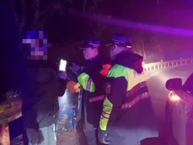 韓國籍單車騎士寒夜體力不支 員警暖心救援