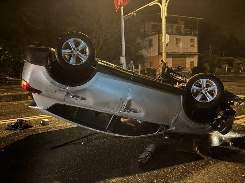 自撞分隔島翻車