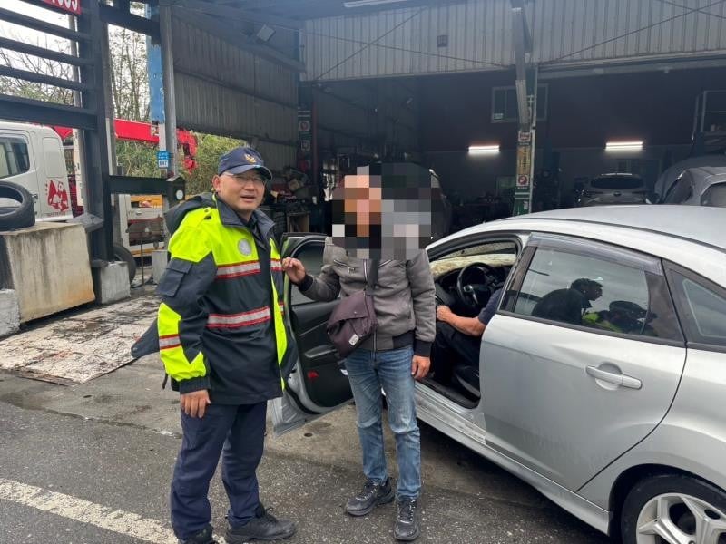 員警幫忙推拋錨汽車