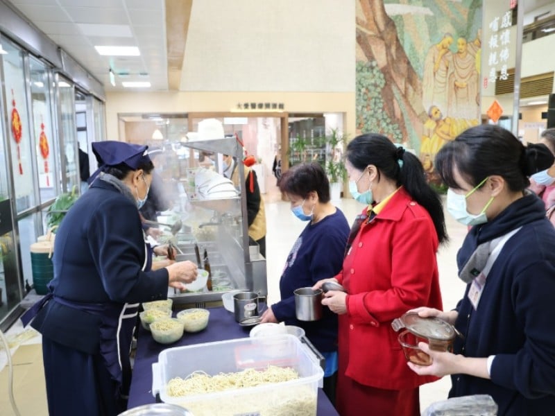 平安擔仔麵飄香 花蓮慈院醫療志工暖心相伴