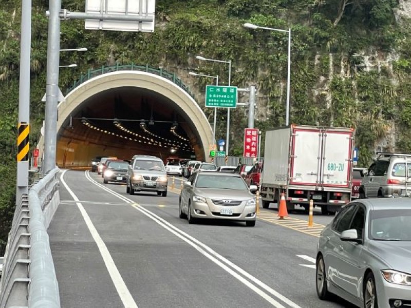 春節收假車潮湧現 蘇花路廊北上車多 請用路人避開尖峰時段