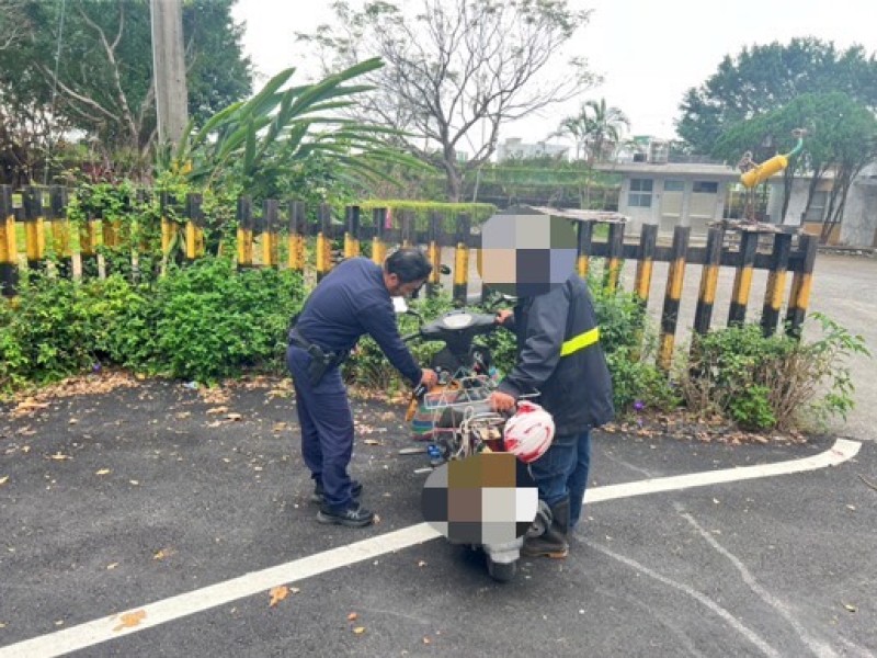 機車突沒油拋錨!吉安暖心波麗士即刻救援