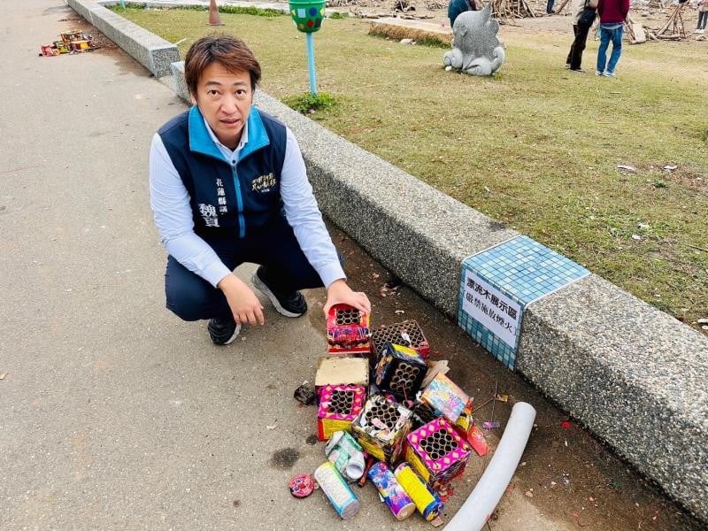 南濱公園煙火垃圾與漂流木堆積 魏嘉賢呼籲縣府應積極應對