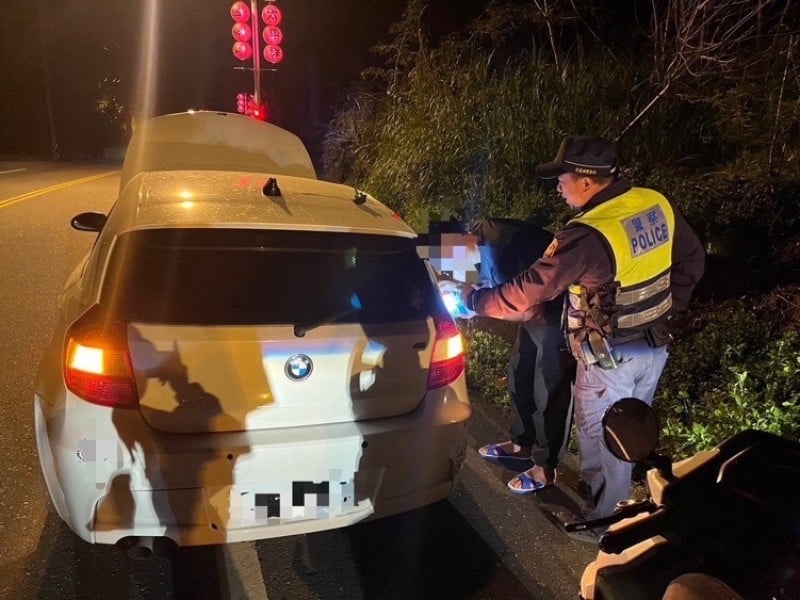 汽車油料耗盡停路邊求助 玉警化身及時雨解困