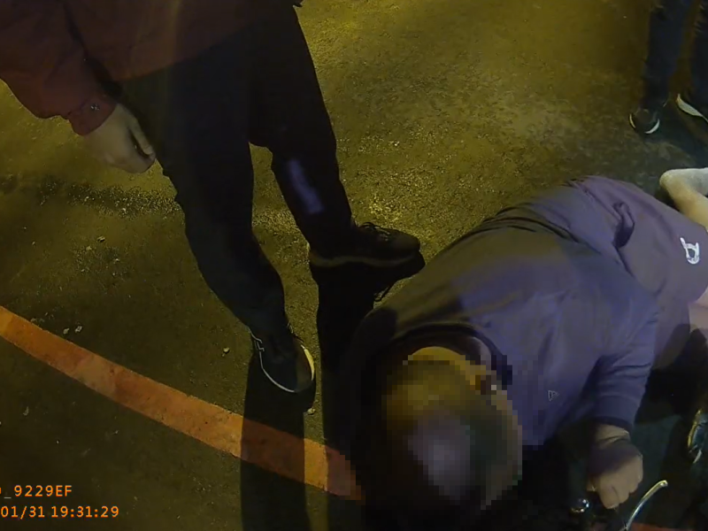 男失溫倒臥路旁擦挫傷 警民協力救助