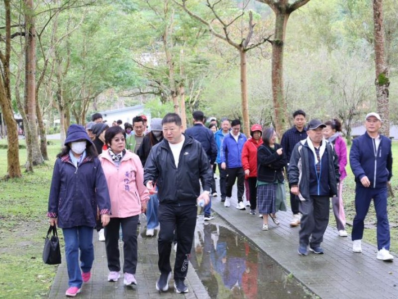 花蓮縣議會在鯉魚潭健走開工
