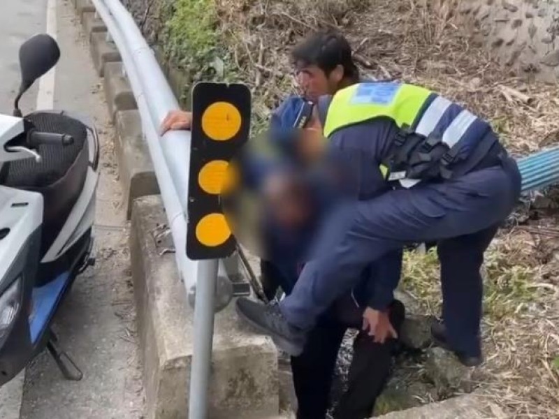 義肢男為修水管 不慎摔落水溝