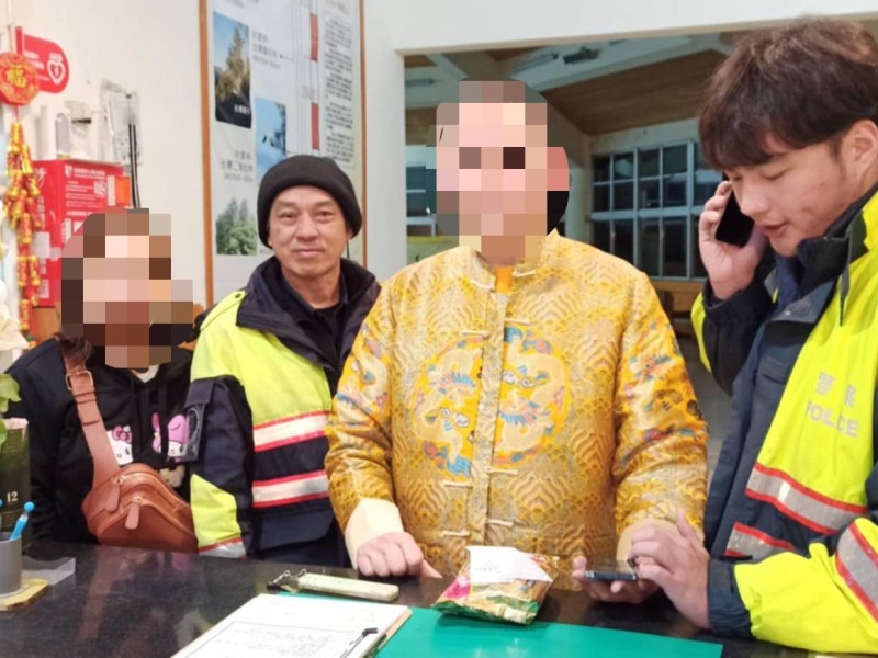 退休前最後一次暖心行動  合歡派出所警員協助瑞士夫妻找到住宿處