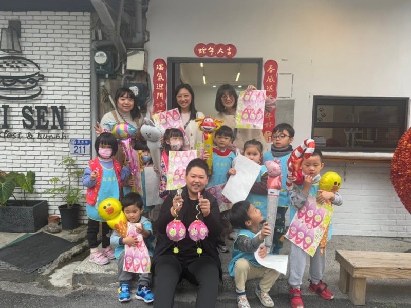 議員與代表攜手送燈籠，幼兒園童歡喜迎元宵