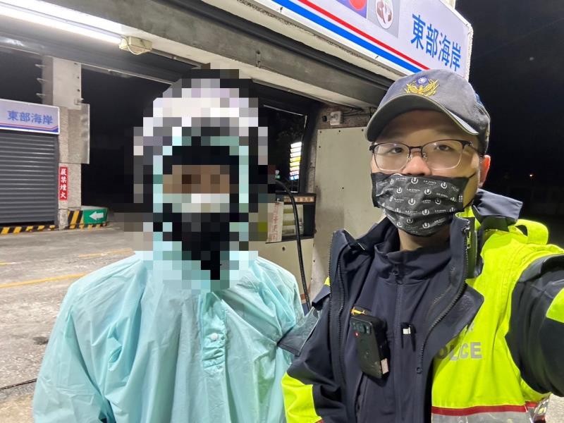 機車騎一半沒油 只好找警察幫忙