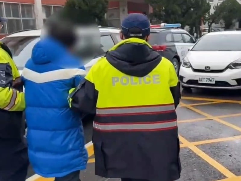 毒品「藏褲縫」辯藏鞋底 玉警巡邏一舉逮通緝犯