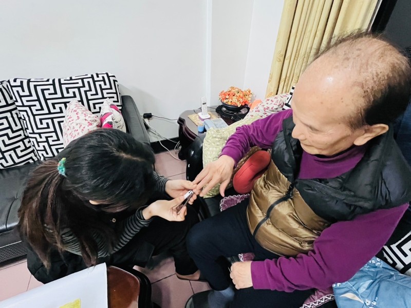 聘僱外籍看護工家庭可同時享受多元長照服務