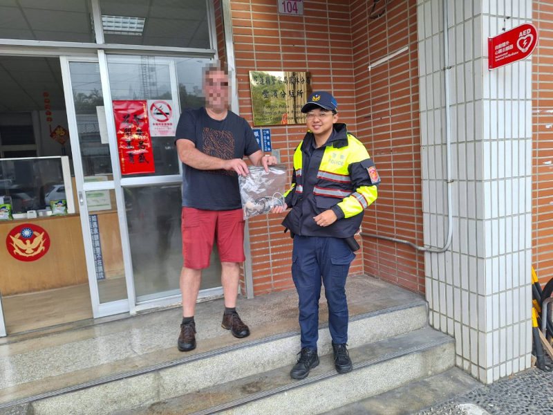 外國旅客遺失耳機 鳳警協助尋獲