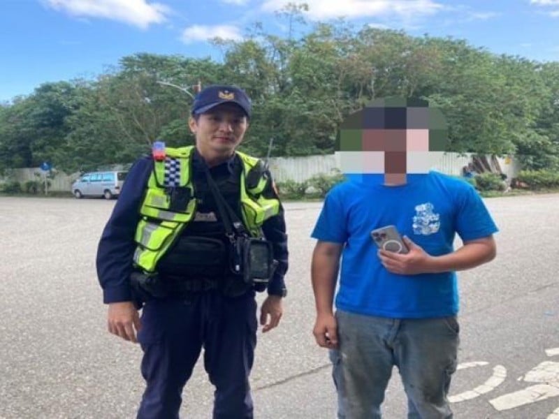 手機掉入水溝蓋裡 警察幫忙撿