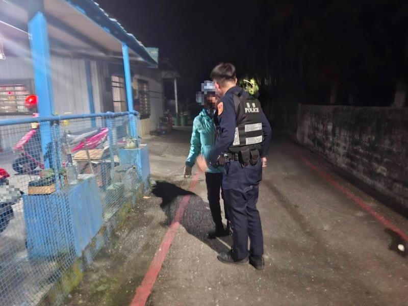 重聽老嫗走失 員警護送返家