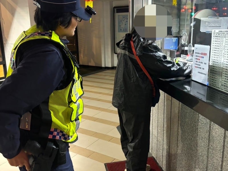 車輛爆胎 鳳警助民眾搭上列車
