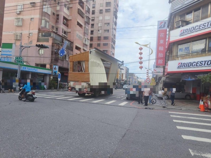大貨車勾斷電纜線！花蓮警方迅速管制交通、協助排除