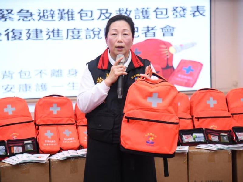 花蓮縣政府將發放13萬組緊急避難包及救護包
