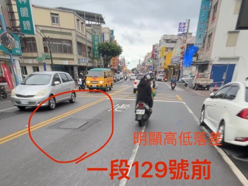 在吉安建國路一段騎機車像在玩「超級瑪莉歐」