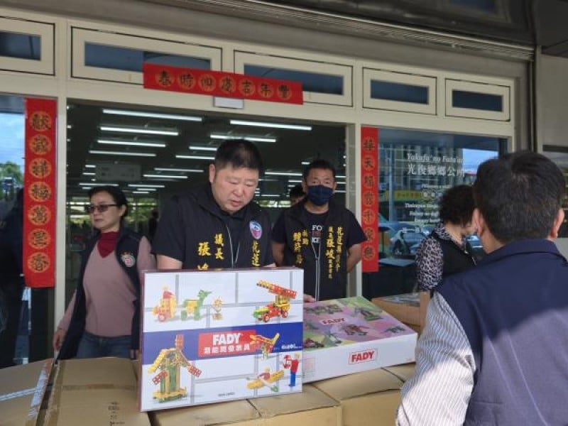 議長張峻送教具和餐券至光復 為偏鄉小朋友準備兒童節賀禮
