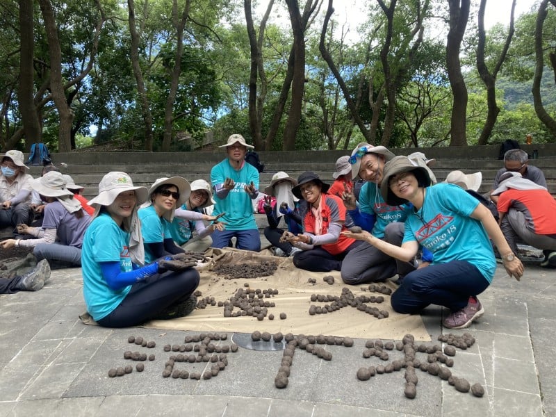 震後邊坡迎綠意!太魯閣志工種子撒播奏效 原生植物萌芽重生