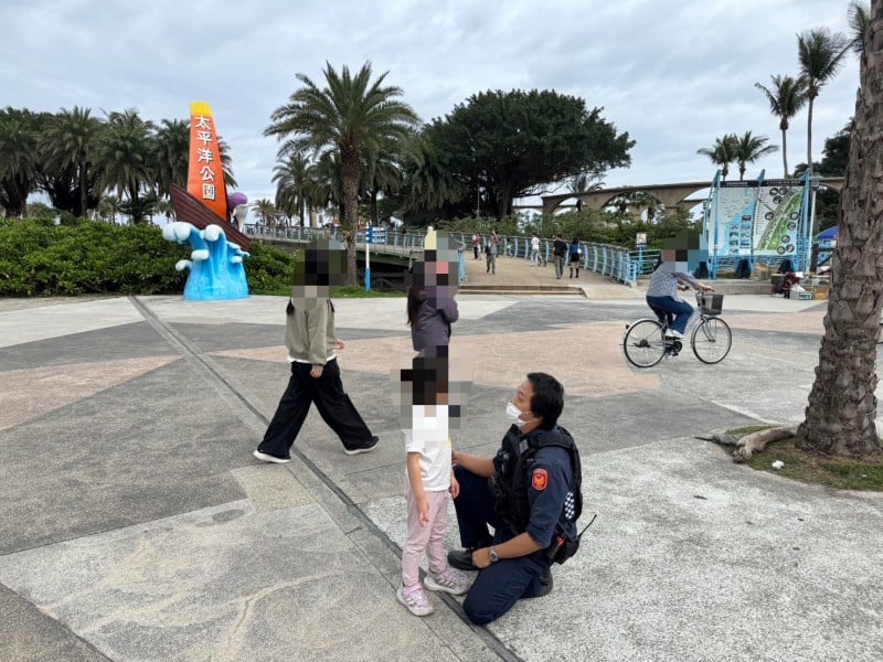 花蓮警助走失女童尋回父親 感人團聚落淚道謝