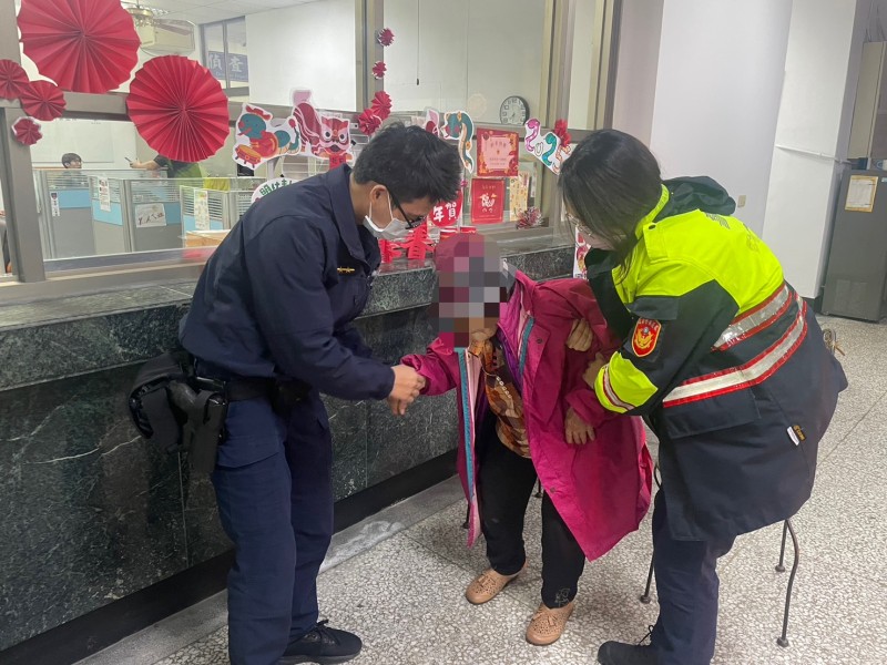 九旬老嫗迷路鳳警助返家 暖警呵護暖人間