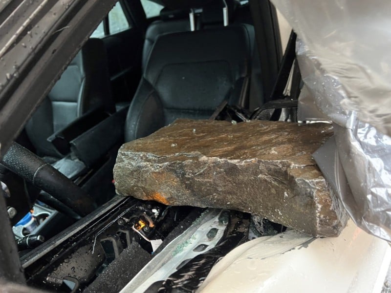 山區大雷雨釀落石!中橫便道轎車遭砸 駕駛受傷全線封閉