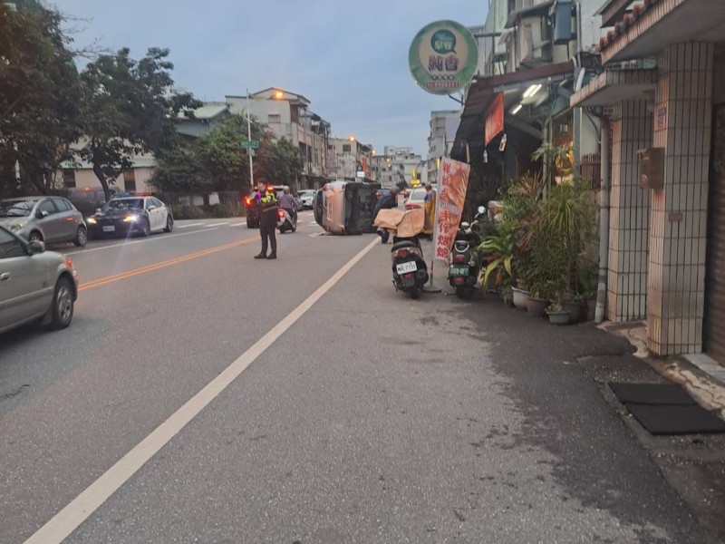 花蓮休旅車翻覆占道  駕駛輕傷無酒駕事故