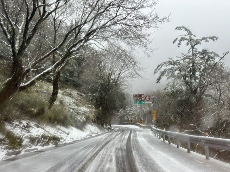大禹嶺降雪結冰!台8線今日11時起限掛雪鏈通行