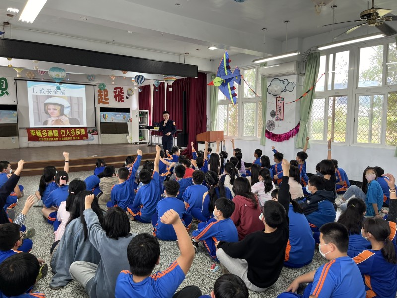 防禦駕駛觀念從小扎根 鳳警至校園宣導交通安全