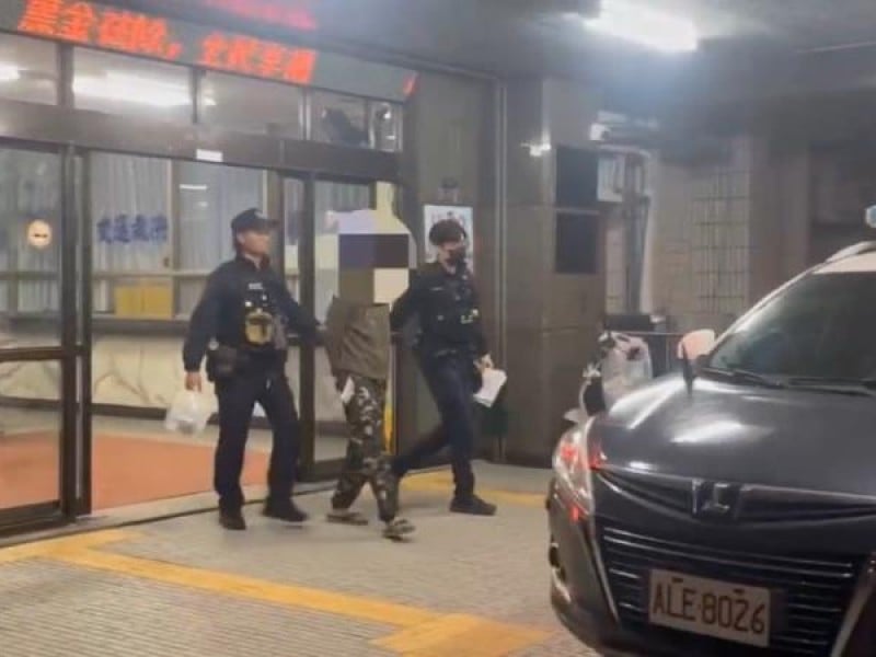 男子持利器闖某國中 被老師壓制